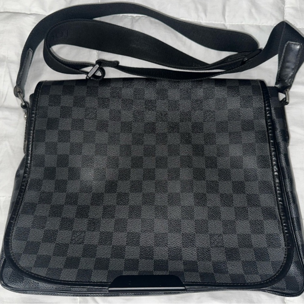 Louis Vuitton Damier Graphite Canvas
Daniel MM
Mesenger Bag